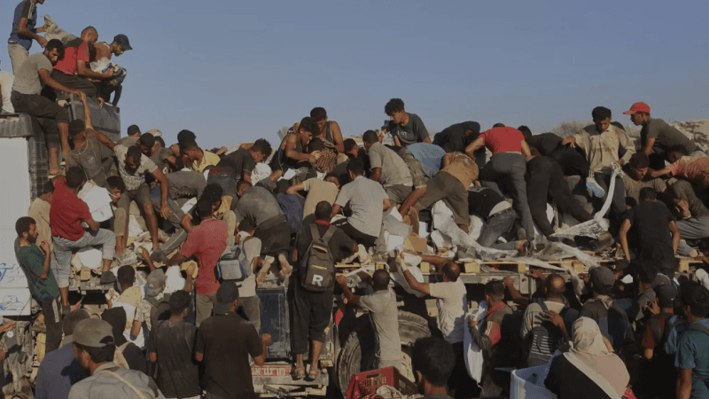 استشهاد 20 فلسطينيا وإصابة العشرات في انقلاب شاحنة مساعدات بغزة