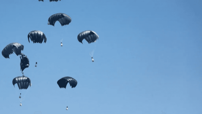داخلية غزة: إسقاط المساعدات جوا يوقع شهداء ويزيد الفوضى