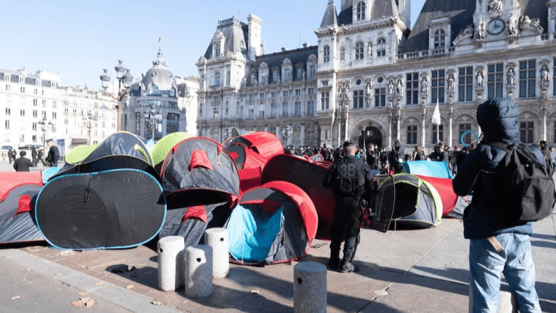 Paris : Evacuation de 200 migrants en sit-in devant l’Hôtel de ville