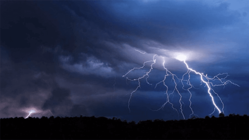 خلايا رعدية وأمطار خلال الليل بالمناطق الشرقية