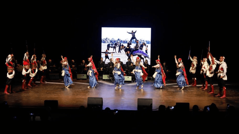 La troupe nationale des arts populaires rayonne à Osaka