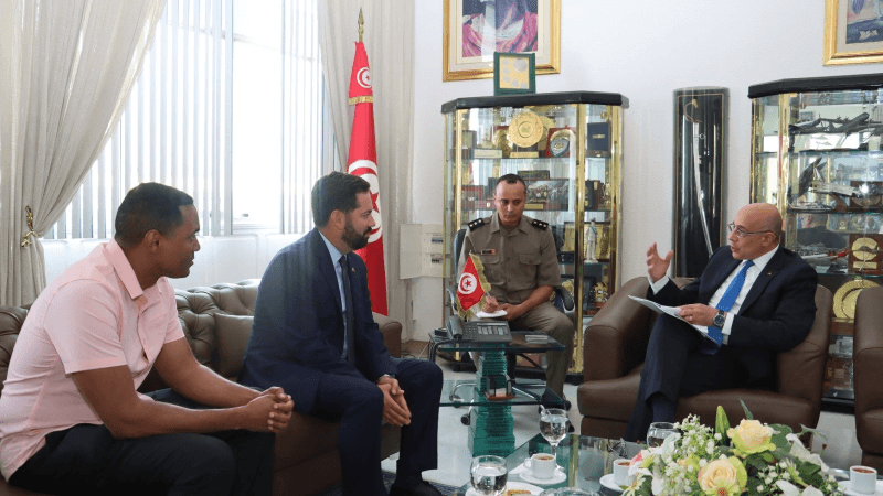 تطوير التعاون العسكري في لقاء وزير الدفاع ووفد من الكونغرس الأمريكي