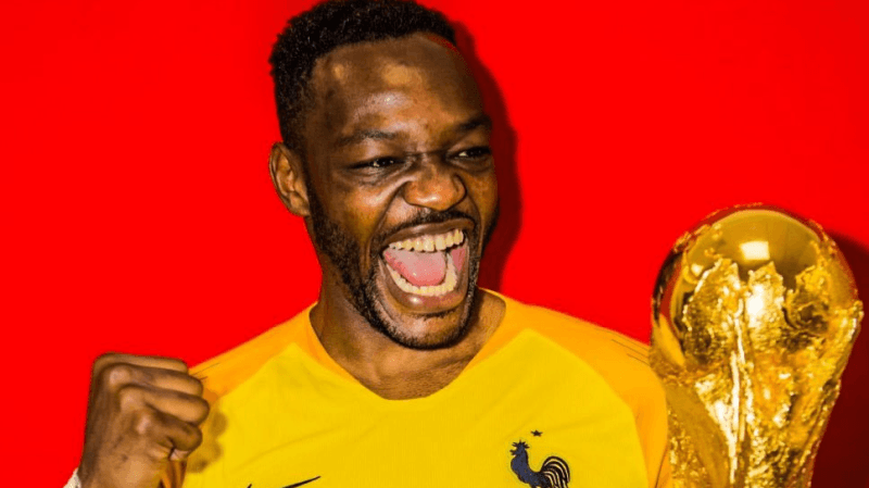 Steve Mandanda range les gants