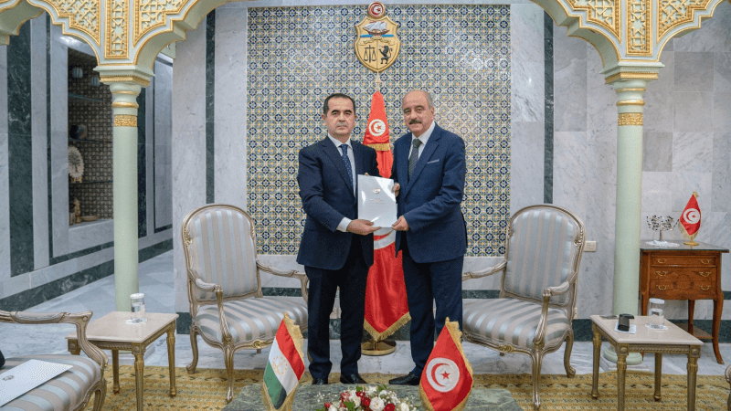 وزير الخارجية يتسلّم نسخة من أوراق اعتماد السفير الجديد لطاجيكستان