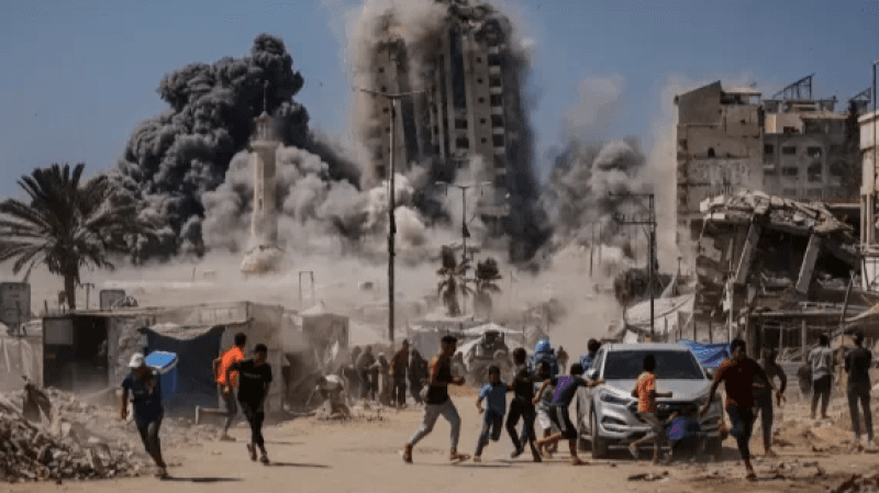 قصف متواصل يستهدف المنازل وخيام النازحين منذ فجر الاثنين