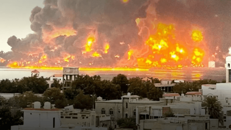 الاحتلال يستهدف ميناء الحديدة اليمني بـ12 غارة