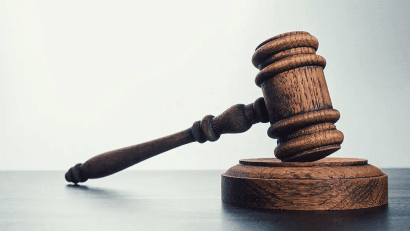 Six mois de prison pour avoir brandi une arme factice sur la police