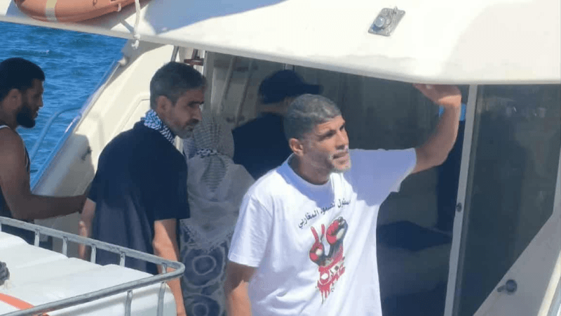 رغم تلقيه خبر وفاة والده.. ربان سفينة أمستردام يواصل الابحار نحو غزة