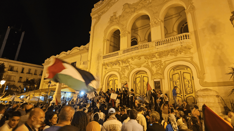 وقفة مساندة لأسطول الصمود أمام المسرح البلدي وسط دعوات لتجريم التطبيع
