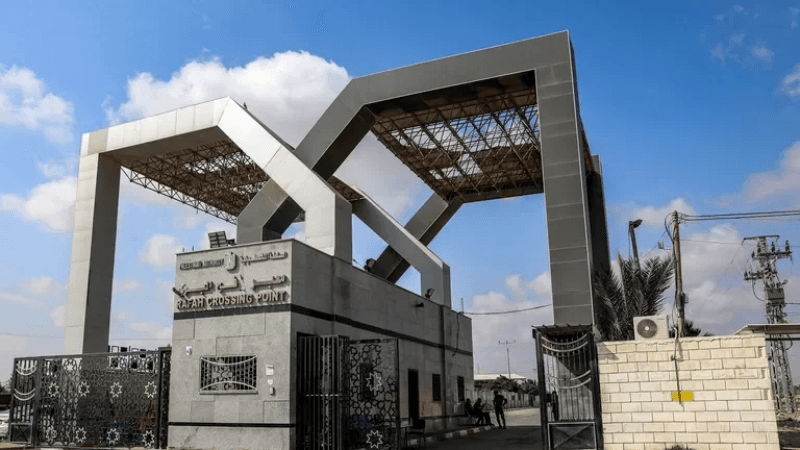 الاحتلال يغلق معبر رفح ويقلّص دخول المساعدات إلى غزة