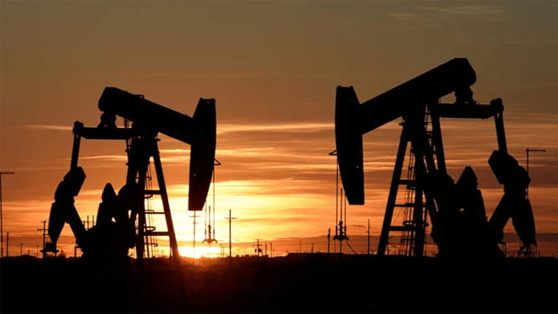 النفط يتراجع وسط مخاوف من تخمة في المعروض عالميا