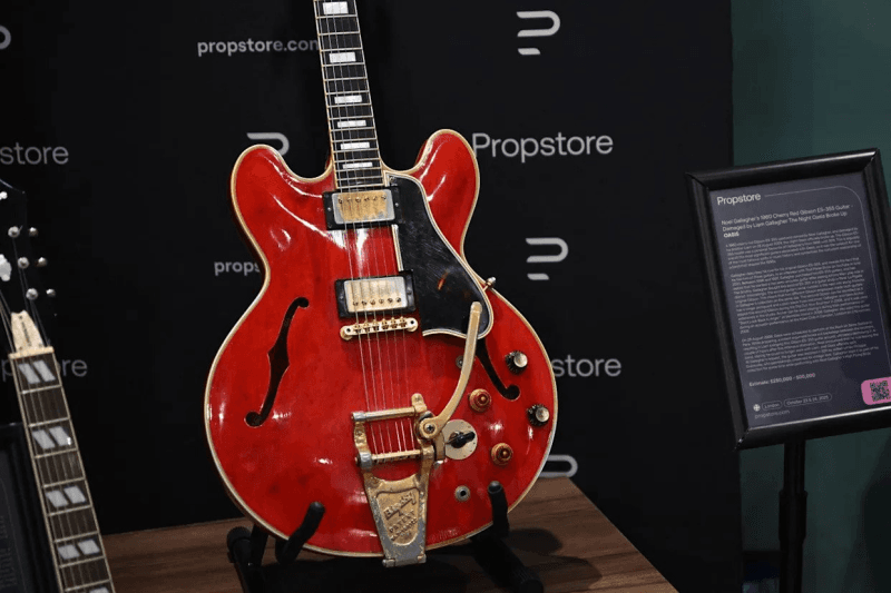 La guitare symbole de la rupture d’Oasis vendue plus de 330.000 euros