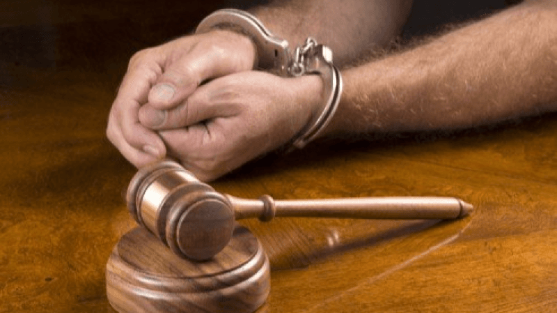 العاصمة: الإطاحة بشاب انتحل صفة أمني وتورط في الابتزاز والتحرش والسلب