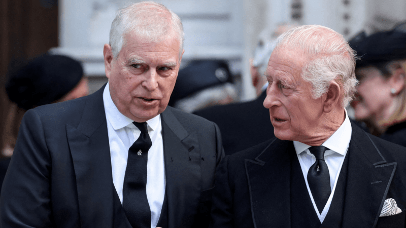 الملك تشارلز يجرّد شقيقه أندرو من ألقابه ويطرده من قصره