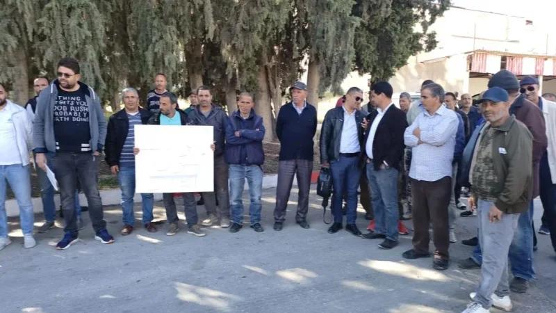 أعوان وإطارات معمل الحلفاء يحتجون