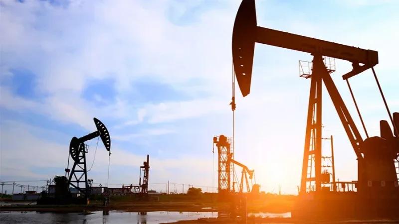 النفط يهبط بسبب مخاوف من فائض المعروض