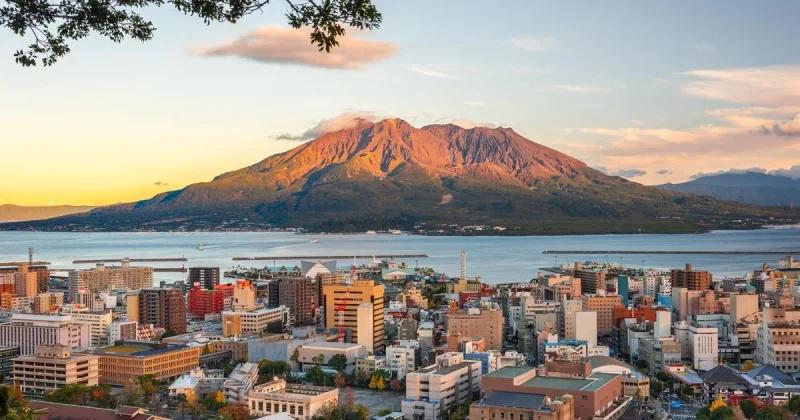 Japon : Un volcan entre en éruption, alerte aux retombées de cendres