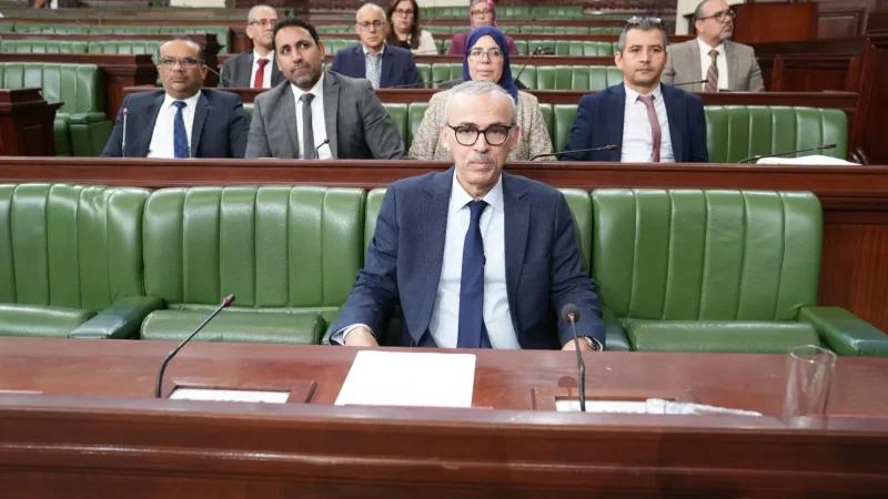 وزير الشؤون الاجتماعية يوضح سبب تلقيه اتصالا هاتفيا خلال الجلسة العامة