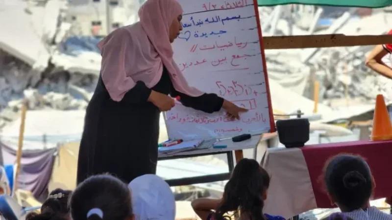 تحت الخيام ومن دون كتب.. تلاميذ غزة يعودون إلى الدراسة