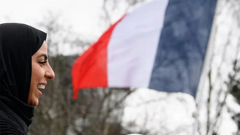 وزير الداخلية الفرنسي يعارض منع القاصرات من ارتداء الحجاب