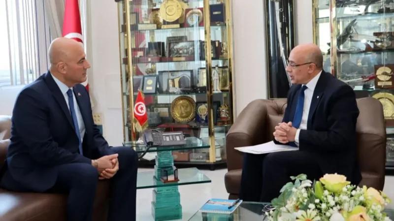 تونس وأمريكا تبحثان تطوير التعاون العسكري وتنويع مجالاته