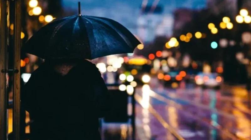 سحب كثيفة وأمطار متفرقة هذا المساء