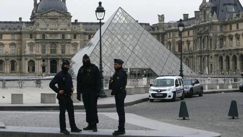 Combriolage du Louvre : les voleurs à 30 secondes près d’être arrêtés