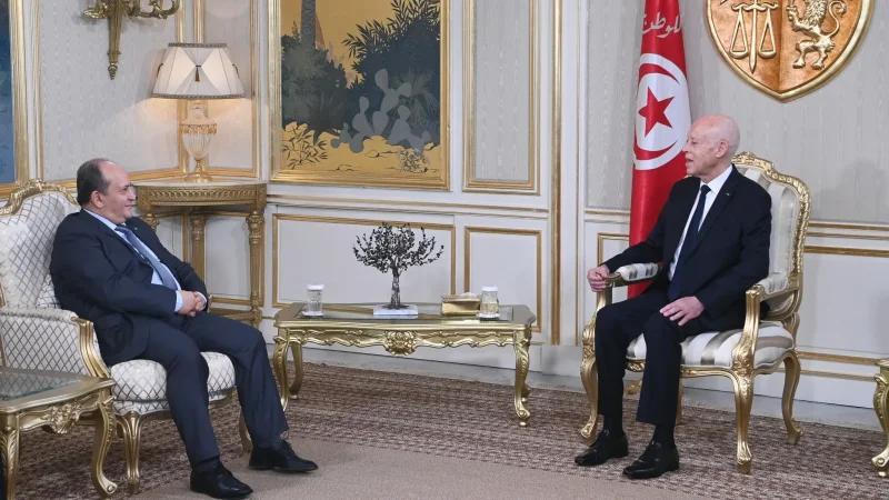 تطوير علاقات التعاون الثنائية في لقاء قيس سعيّد بالوزير الأول الجزائري