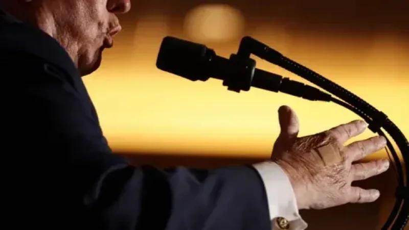 ما سرّ الضمادة على يد ترامب.. ولماذا تثير كل هذا الجدل؟