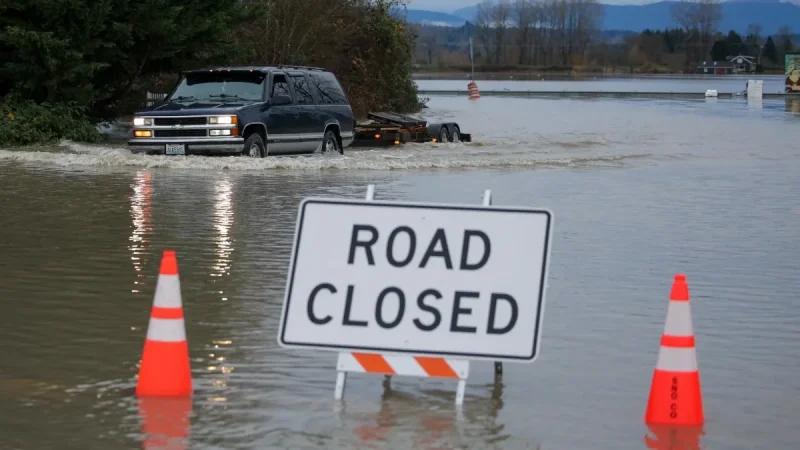 فيضانات تجتاح غرب الولايات المتحدة وكندا وتُجلي آلاف السكان