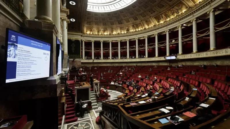 البرلمان الفرنسي يصادق على مقترح للتجديد التلقائي للإقامات طويلة الأجل