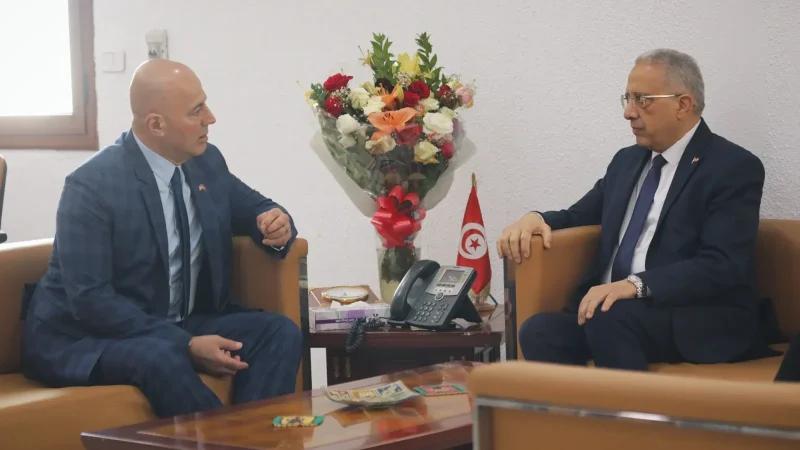 وزير الصحة والسفير الأمريكي يُناقشان آفاق التعاون والاستثمار في القطاع