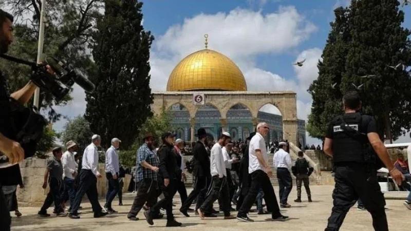 مئات المستوطنين يقتحمون الأقصى المبارك