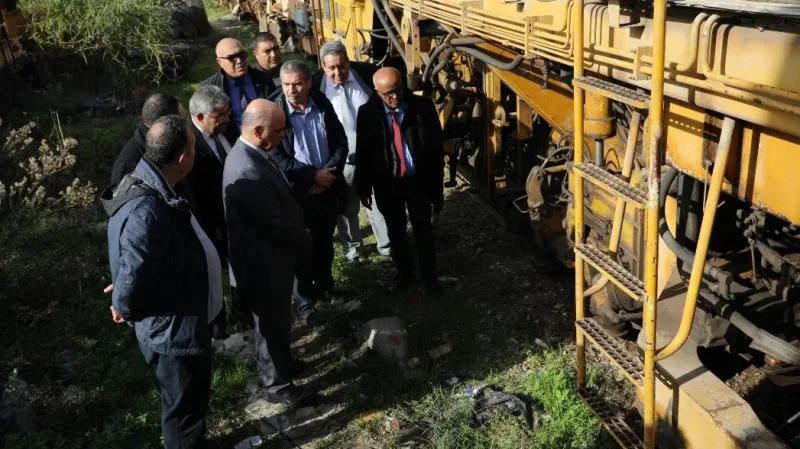 وزير النّقل يعاين وضعية معدّات شركة أشغال السكك الحديدية التونسية