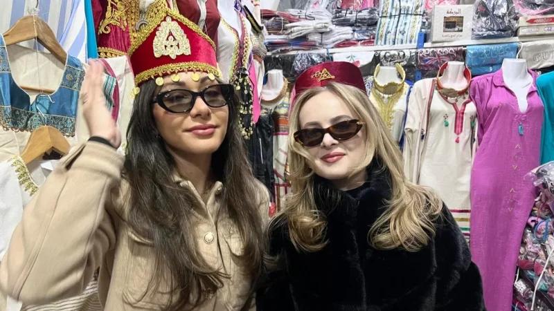 السائحتان الأمريكيتان الشهيرتان بحادثة نيس تزوران جزيرة جربة