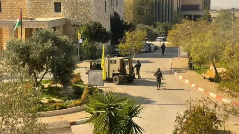 الاحتلال يقتحم جامعة بيرزيت ويصيب الطلبة بالرصاص الحي