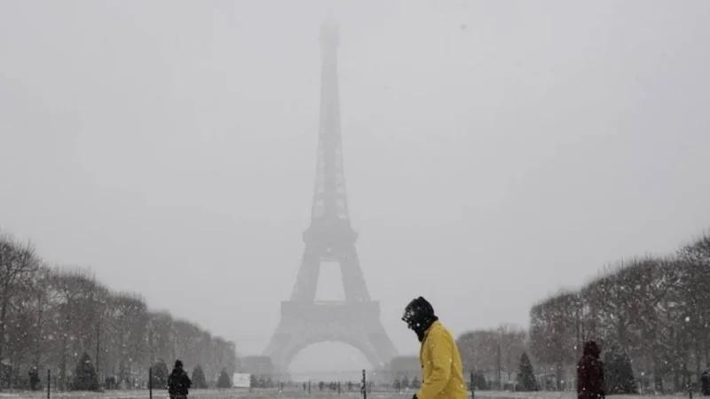 إلغاء 140 رحلة جوية في باريس بسبب الثلوج