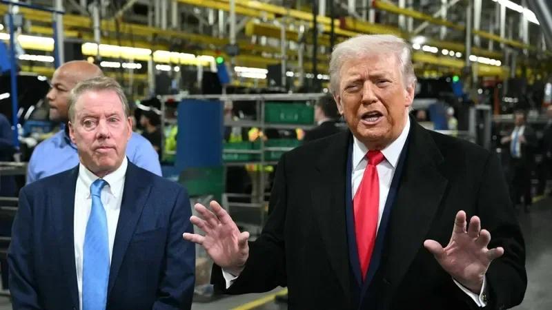 ترامب يُثير الجدل بحركة غير أخلاقية تُجاه عامل في مصنع