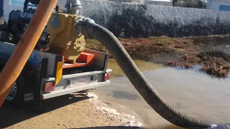 الحماية تتدخل لشفط مياه الأمطار من منازل المواطنين