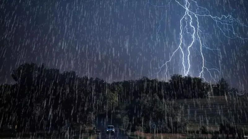 أمطار رعدية غزيرة الليلة بعدة ولايات مع تساقط البرد