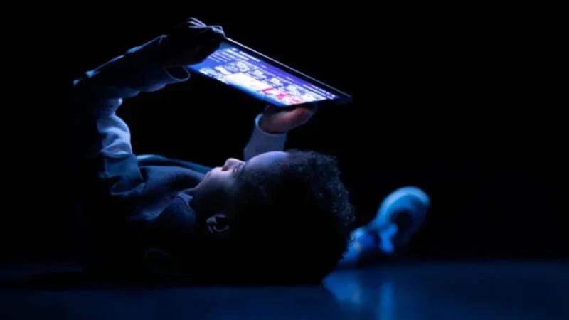 باحث في علم الاجتماع: الفضاء الرقمي حوّل الطفل إلى 'سلعة'