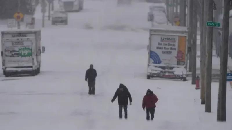 مليون دون كهرباء وإلغاء 10 آلاف رحلة جوية بأمريكا جراء العواصف