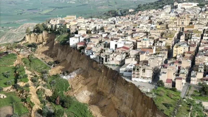 Sicile : Enorme glissement de terrain ... Des maisons dans le vide