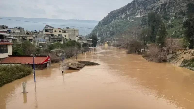 سيول تجرف خيام النازحين ونهر العاصي يغمر الشوارع في إدلب