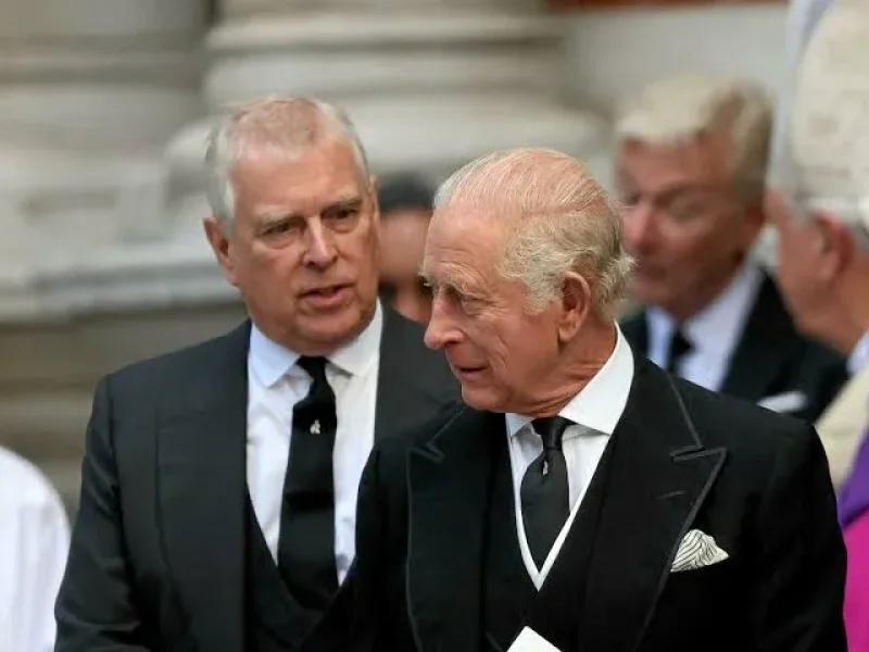 Affaire Epstein : le roi Charles III inquiet pour son frère Andrew..