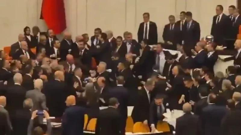 شجار ولكمات داخل البرلمان التركي بعد منع وزير العدل من أداء اليمين