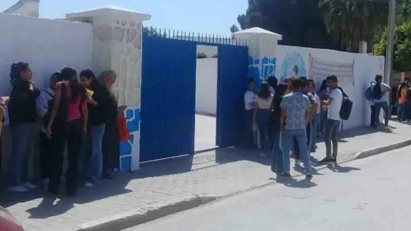 منوبة: عقوبات بالطرد لـ13 تلميذا من أجل رفع لافتة منافية للأخلاق