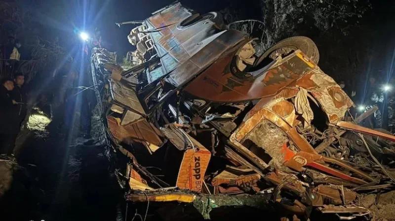 سقوط حافلة من طريق جبلي يودي بحياة 19 شخصا في النيبال