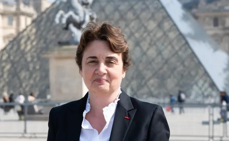 France : la présidente du Louvre démissionne