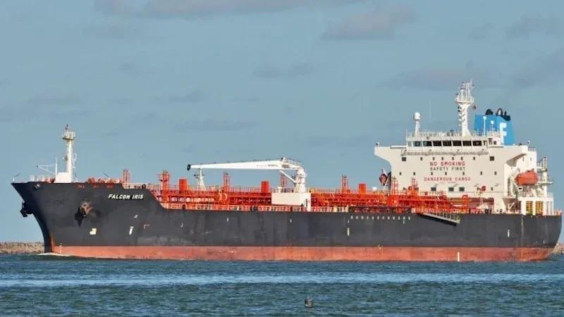 استهداف ناقلة نفط قبالة سواحل عُمان وإصابة 4 من طاقمها